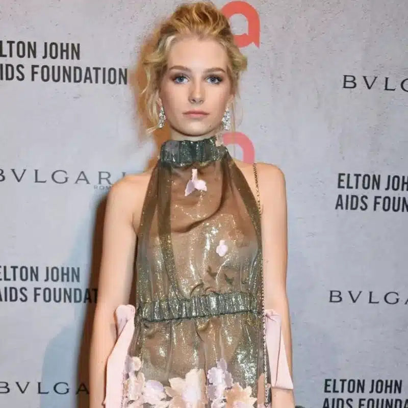 Lottie Moss tỏa sáng với đầm xuyên thấu tại lễ ra mắt phim